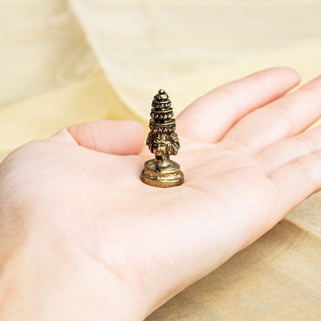 四面仏塔　ブッダの顔の塔　ストゥーパ　Buddha face stupa　ミニ神像 6 - 手のひらに載せるとこんな感じ。小さいですね～