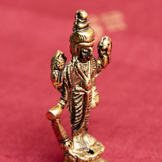 ヴィシュヌ　立像　Vishnu　ミニ神像 6 - 斜め上からの様子