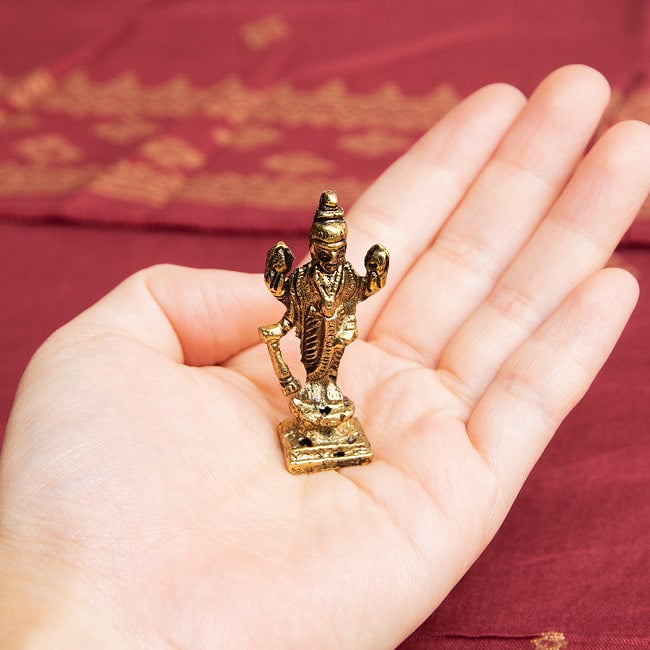 ヴィシュヌ　立像　Vishnu　ミニ神像 8 - 手のひらに載せるとこんな感じ。小さいですね～