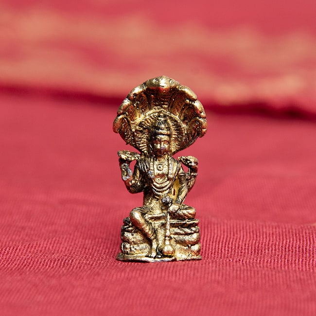 ヴィシュヌ　坐像　ナーガの台座　Vishnu with naga　ミニ神像 2 - 正面から見てみました。