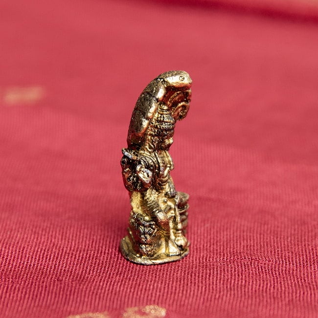 ヴィシュヌ　坐像　ナーガの台座　Vishnu with naga　ミニ神像 3 - 向かって左側面からの様子