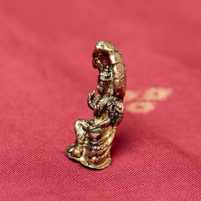 ヴィシュヌ　坐像　ナーガの台座　Vishnu with naga　ミニ神像 5 - 向かって右側面からの様子