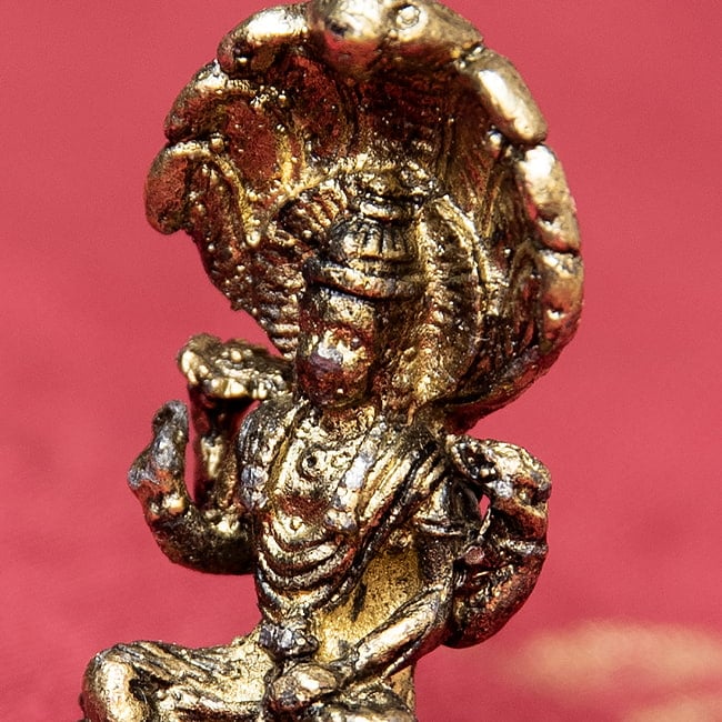 ヴィシュヌ　坐像　ナーガの台座　Vishnu with naga　ミニ神像 6 - 頭上を覆うのはナーガ（ヘビ）の頭