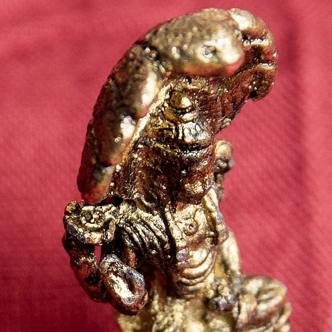 ヴィシュヌ　坐像　ナーガの台座　Vishnu with naga　ミニ神像 7 - 斜め上からの様子。ヴィシュヌ神の持ち物である、チャクラ（円盤）を持っています