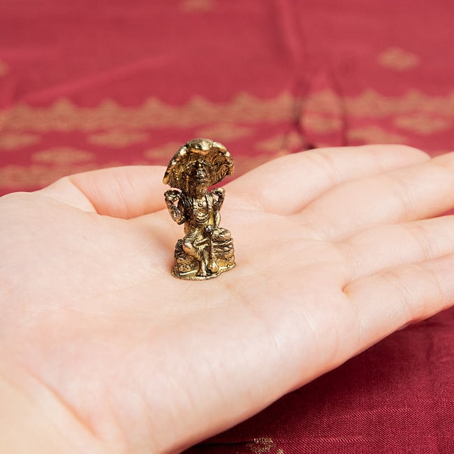 ヴィシュヌ　坐像　ナーガの台座　Vishnu with naga　ミニ神像 8 - 手のひらに載せるとこんな感じ。小さいですね～