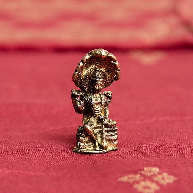 ヴィシュヌ　坐像　ナーガの台座　Vishnu with naga　ミニ神像の写真神様像,ブラス像,ヒンドゥー教,神像,仏像,インド神話,ヒンドゥー,金銅仏,ヴィシュヌ,vishnu,お守り,deity,murthy