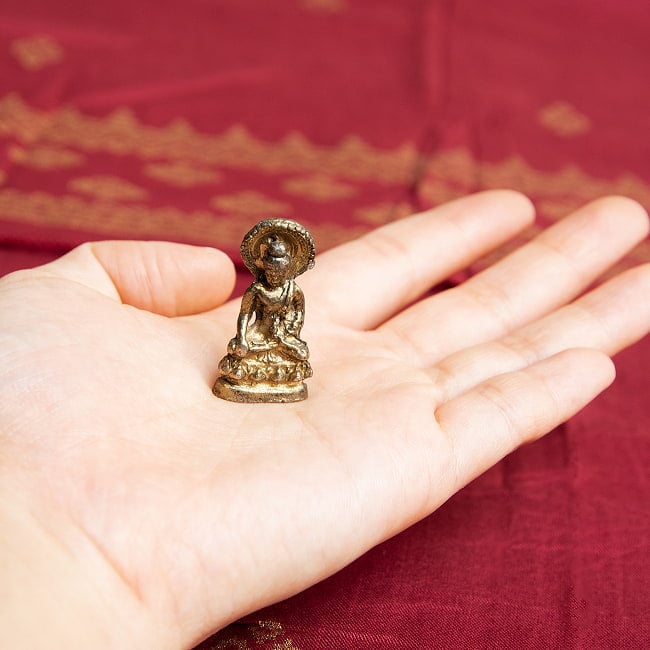 釈迦如来 シャカムニ　ブッダ　坐像　仏像　Shakyamuni Buddha　ミニ神像 8 - 手のひらに載せるとこんな感じ。小さいですね～
