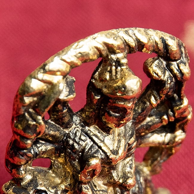 ドゥルガー　坐像　Durga　ミニ神像 6 - お顔付近をクローズアップしてみました。勇ましい女神様です