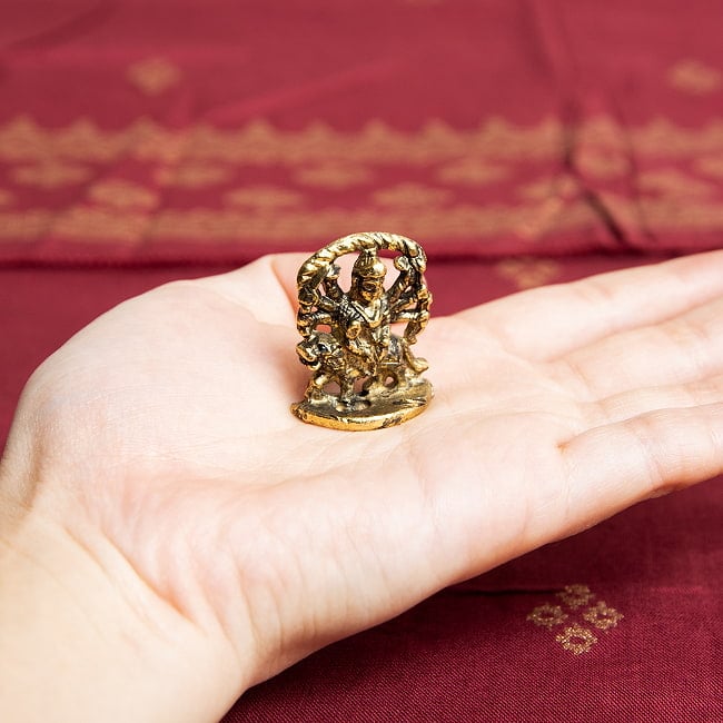 ドゥルガー　坐像　Durga　ミニ神像 8 - 手のひらに載せるとこんな感じ。小さいですね～