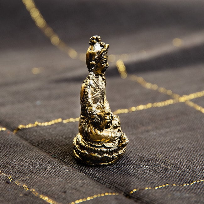 パドマサンバヴァ　チベット仏教の祖師　グル・リンポチェ　Padmasambhava　ミニ神像 3 - 向かって左側面からの様子