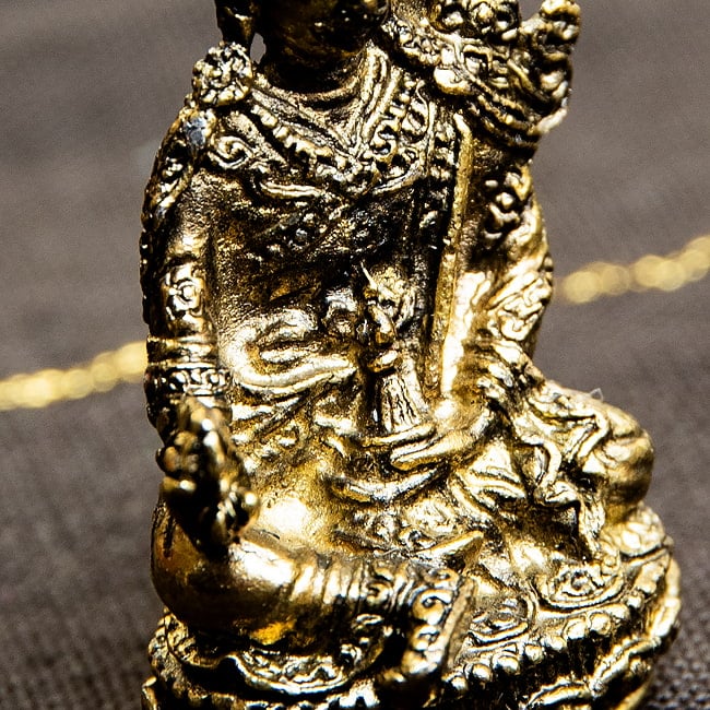 パドマサンバヴァ　チベット仏教の祖師　グル・リンポチェ　Padmasambhava　ミニ神像 7 - チベット仏教の宝塔を持っています。非常に凝った装飾ですね