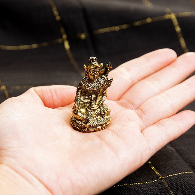 パドマサンバヴァ　チベット仏教の祖師　グル・リンポチェ　Padmasambhava　ミニ神像 8 - 手のひらに載せるとこんな感じ。ずっしりしますが手のひらサイズの像です