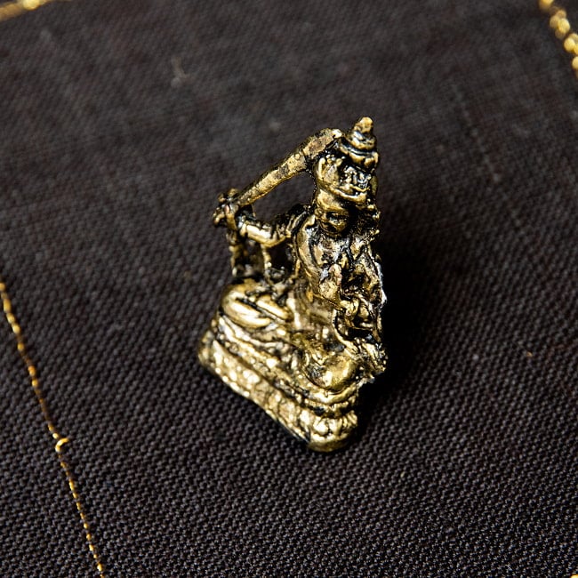 文殊菩薩　マンジュシュリー　仏像　Manjushri　ミニ神像 7 - 斜め上からの様子。若干、後傾気味の姿勢です