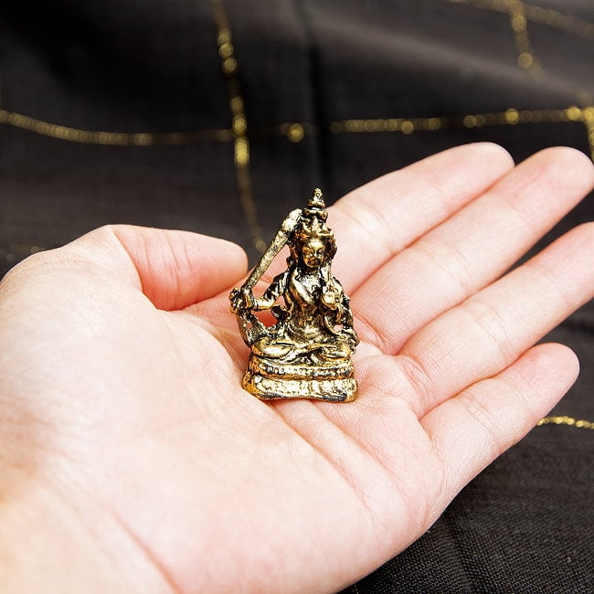 文殊菩薩　マンジュシュリー　仏像　Manjushri　ミニ神像 8 - 手のひらに載せるとこんな感じ。ずっしりしますが手のひらサイズの像です