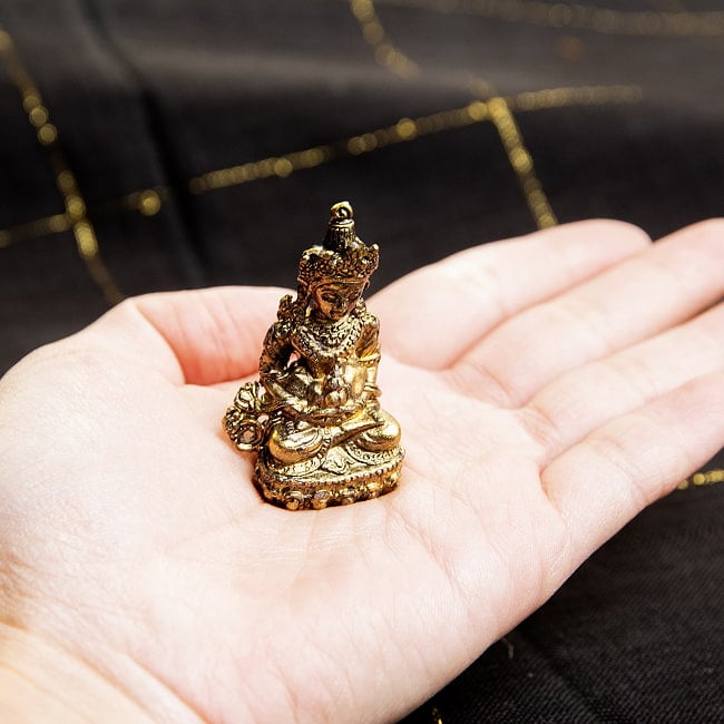 アミターユス　長寿仏　無量寿仏　仏像　Amitayus　ミニ神像 8 - 手のひらに載せるとこんな感じ。ずっしりしますが手のひらサイズの像です
