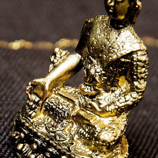 薬師如来　バイシャジヤグル　仏像　坐像　Bhaishajyaguru　ミニ神像 6 - 幸福を授ける与願印と、薬草の入った壺を持った手つきです