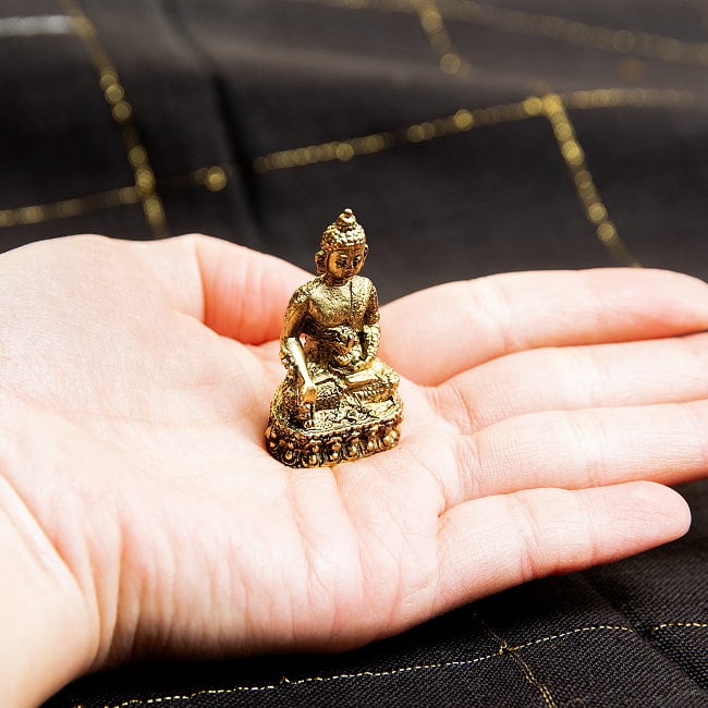 薬師如来　バイシャジヤグル　仏像　坐像　Bhaishajyaguru　ミニ神像 8 - 手のひらに載せるとこんな感じ。ずっしりしますが手のひらサイズの像です