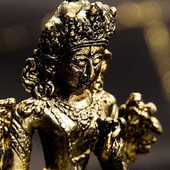 ホワイト・ターラー　白多羅菩薩　ターラー　坐像　White Tara　ミニ神像 7 - 手のひらには眼が表されています。これがホワイト・ターラの印です