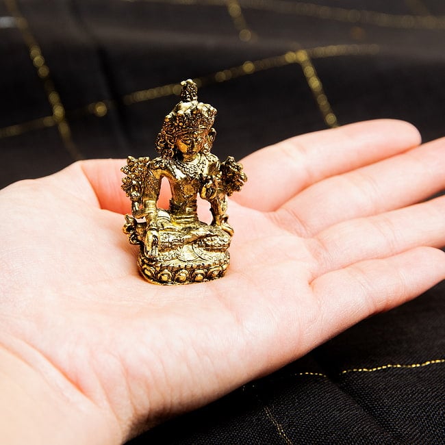 ホワイト・ターラー　白多羅菩薩　ターラー　坐像　White Tara　ミニ神像 8 - 手のひらに載せるとこんな感じ。ずっしりしますが手のひらサイズの像です