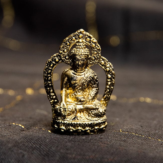 薬師如来　二重円光付き　バイシャジヤグル　仏像　坐像　Bhaishajyaguru　ミニ神像 2 - 正面から見てみました。光背があるといっそうゴージャスな雰囲気に。