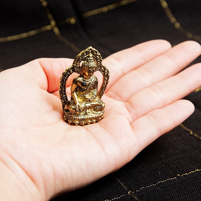 薬師如来　二重円光付き　バイシャジヤグル　仏像　坐像　Bhaishajyaguru　ミニ神像 8 - 手のひらに載せるとこんな感じ。ずっしりしますが手のひらサイズの像です