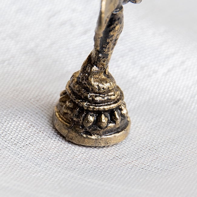 ナーガカンニャー　ヘビの女神　Nagakannya　ミニ神像 7 - よく見ると足が無く、ヘビの尾のようにとぐろを巻いています