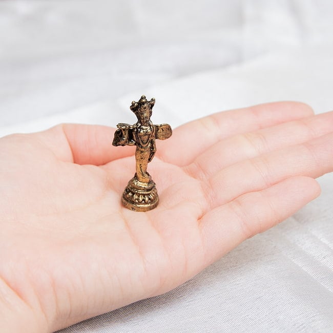 ナーガカンニャー　ヘビの女神　Nagakannya　ミニ神像 8 - 手のひらに載せるとこんな感じ。小さいですね～