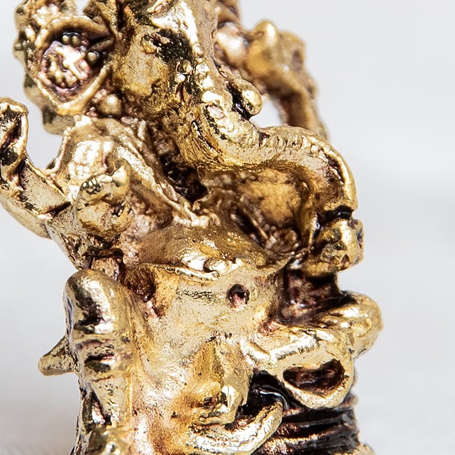 ガネーシャ　坐像　円光付き　Ganesha　ミニ神像 6 - 甘いお菓子をつかんで食べようとしています