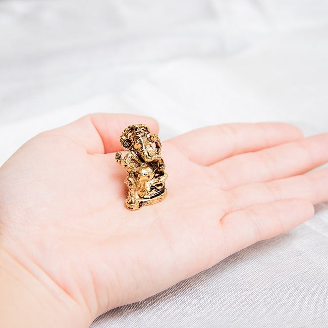 ガネーシャ　坐像　円光付き　Ganesha　ミニ神像 8 - 手のひらに載せるとこんな感じ。小さいですね～