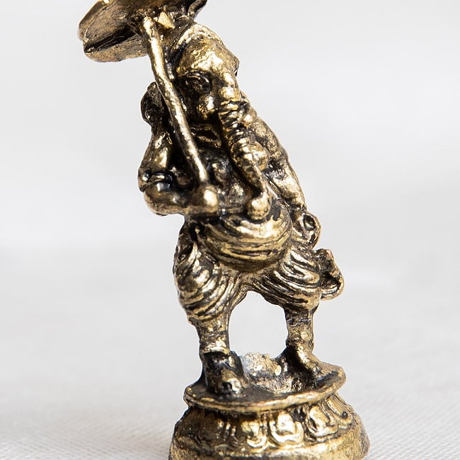 傘をさす　ガネーシャ　立像　Ganesha　ミニ神像 7 - インドの伝統的なズボン、ドーティーを巻いて立っています