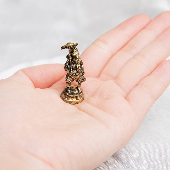 傘をさす　ガネーシャ　立像　Ganesha　ミニ神像 8 - 手のひらに載せるとこんな感じ。小さいですね～