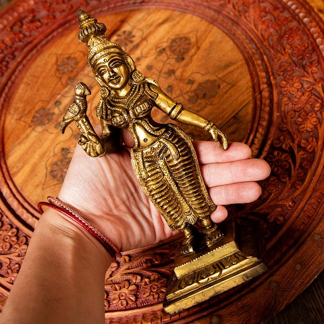 ミーナークシ　女神　立像　Meenakshi ブラス製　高さ：約19.5cm 13 - 手を添えてみた感じです。このくらいのサイズ感になります