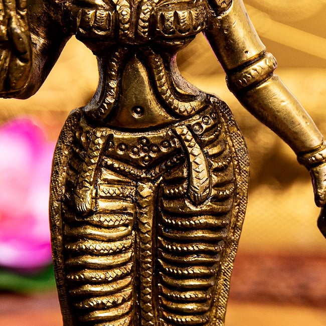 ミーナークシ 女神 立像 Meenakshi ブラス製 高さ:約19.5cm 5 - 豊かな腰には宝石のベルトを締めています