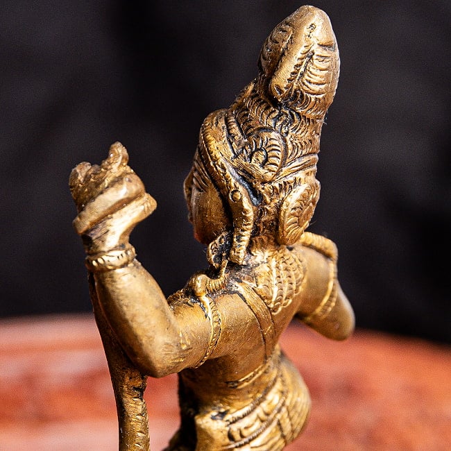 ダンシング・クリシュナ 蛇王の上で踊るクリシュナ像 Dancing Krishna ブラス製 高さ:約21cm 11 - 蛇を絡め取る手と、横顔の感じです。