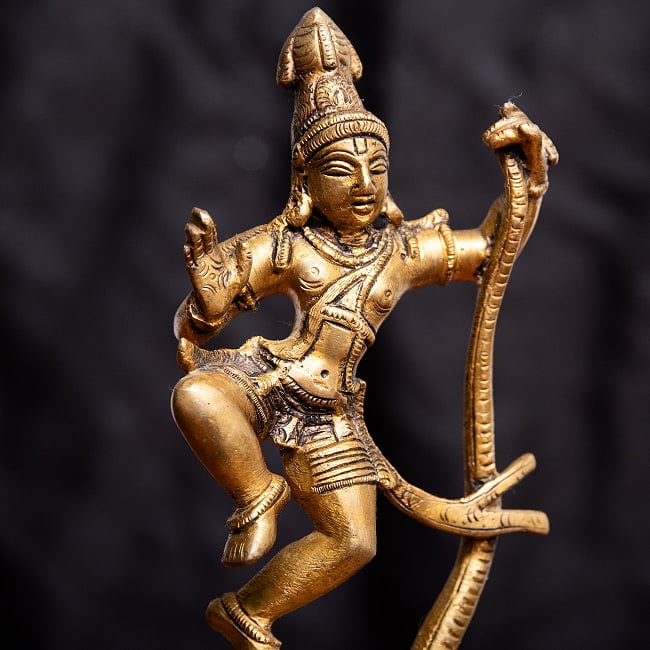 ダンシング・クリシュナ 蛇王の上で踊るクリシュナ像 Dancing Krishna ブラス製 高さ:約21cm 2 - クリシュナが伸びやかに踊っています