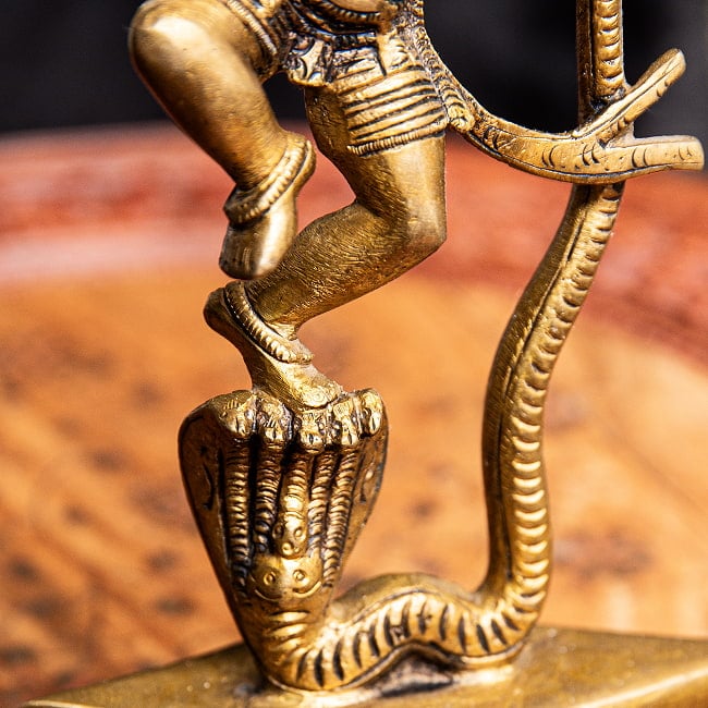 ダンシング・クリシュナ 蛇王の上で踊るクリシュナ像 Dancing Krishna ブラス製 高さ:約21cm 4 - 足元では蛇王の頭を踏みつけにしています。
