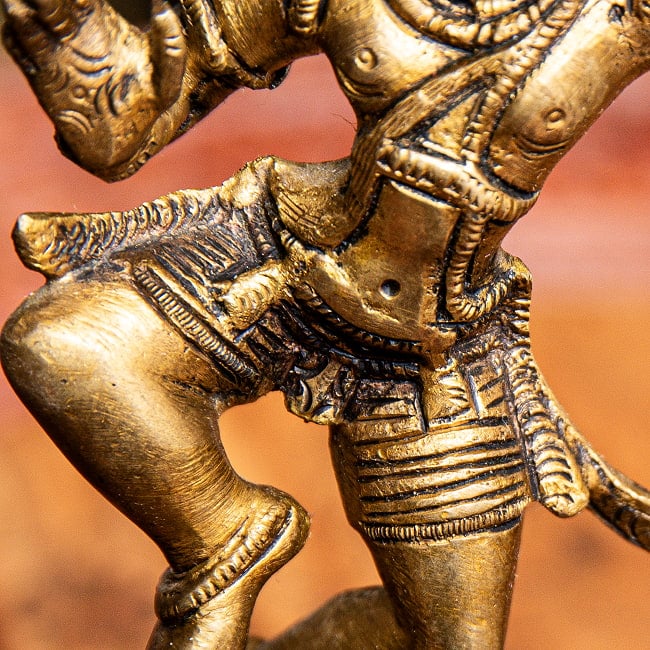 ダンシング・クリシュナ 蛇王の上で踊るクリシュナ像 Dancing Krishna ブラス製 高さ:約21cm 6 - しなやかで美しい体躯です。