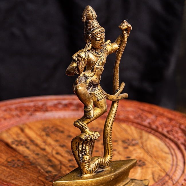 ダンシング・クリシュナ 蛇王の上で踊るクリシュナ像 Dancing Krishna ブラス製 高さ:約21cm 8 - 斜めから見てみました