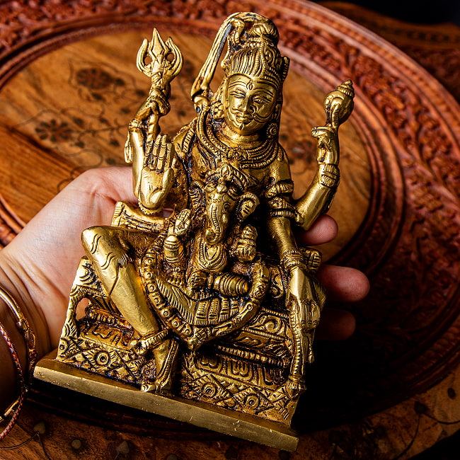 アルダナリーシュヴァラ　＆　ガネーシャ　シヴァファミリー　両性具有のシヴァ神　Ardhanarishvara ブラス製　高さ：約15.5cm 13 - 手を添えてみた感じです。ずっしりとしています。