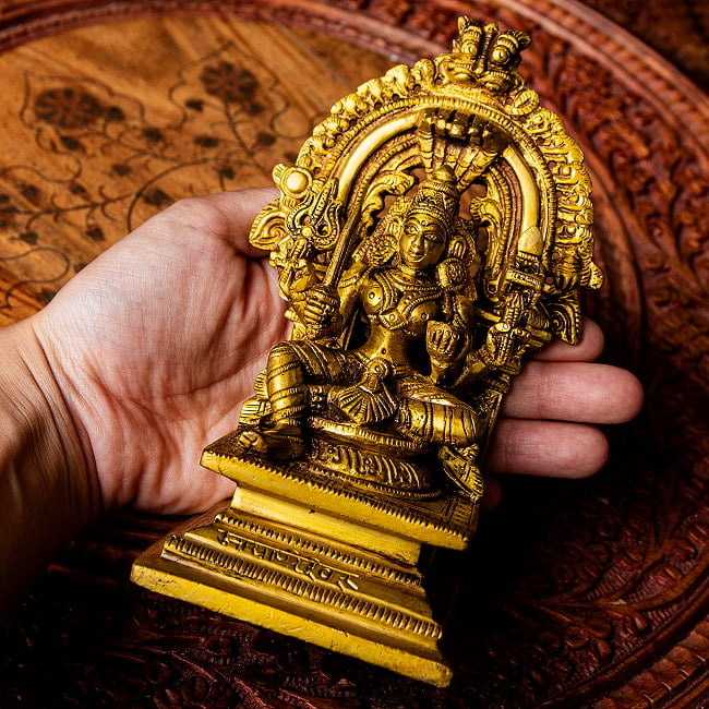 マリアンマン　疫病からの守護と農耕を司る　女神　マリアーイ　シータラ　Mariamman　高さ：約14.5cm 13 - 手に取るとこれくらいの大きさです。
