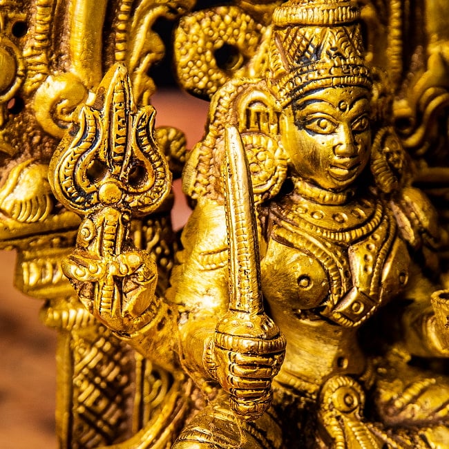 マリアンマン 疫病からの守護と農耕を司る 女神 マリアーイ シータラ Mariamman 高さ:約14.5cm 4 - トリシューラ(三叉戟)と剣を持っています