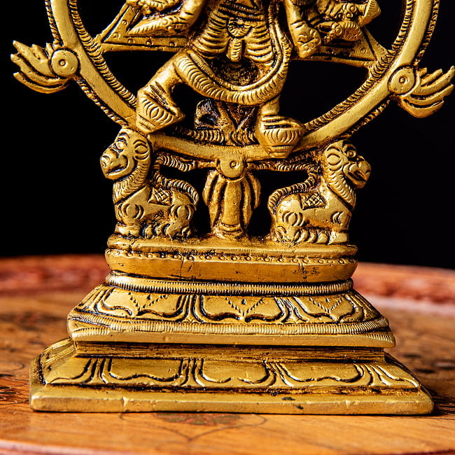 スダルシャナ・チャクラ・プルシャ　/　チャクラペルマール　ヴィシュヌ神の武器「チャクラ」の擬人化 　Sudarshana Chakra Purusha 高さ：約17cm 8 - 台座には二頭のライオンがいます