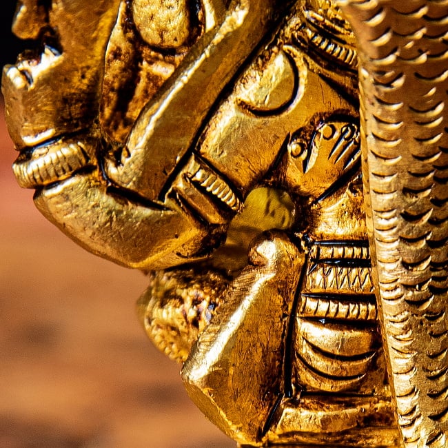 ナラシンハ・ラクシュミー　　ヴィシュヌの化身　Narashimha Lakshmi 高さ：約8.5cm 13 - 後ろからも、ラクシュミーの小さな手が見えていますね。かわいいですね