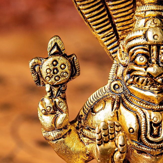 ナラシンハ・ラクシュミー　　ヴィシュヌの化身　Narashimha Lakshmi 高さ：約8.5cm 3 - 武器のチャクラ（円盤）を持っています
