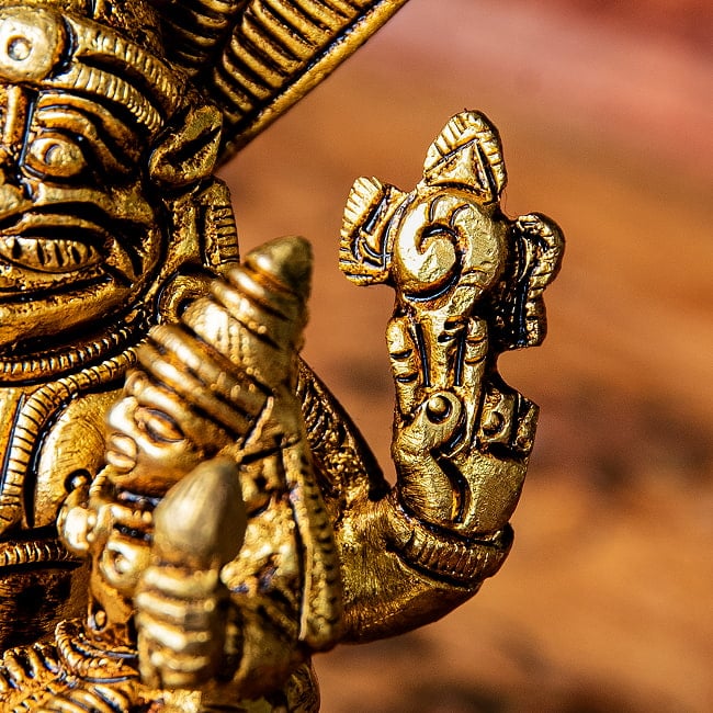 ナラシンハ・ラクシュミー　　ヴィシュヌの化身　Narashimha Lakshmi 高さ：約8.5cm 4 - 反対側では法螺貝を持ち、ラクシュミーを抱き抱えています