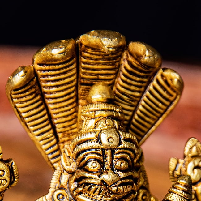 ナラシンハ・ラクシュミー　　ヴィシュヌの化身　Narashimha Lakshmi 高さ：約8.5cm 6 - 頭の上には五つ頭のナーガがいます