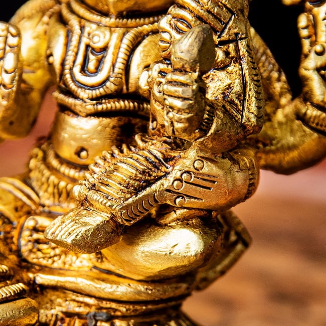 ナラシンハ・ラクシュミー　　ヴィシュヌの化身　Narashimha Lakshmi 高さ：約8.5cm 7 - ラクシュミーをしっかりと抱き寄せています