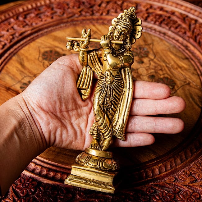 クリシュナ　立像　笛を吹くクリシュナ　Krishna 高さ：約　cm 11 - 手に持ってみた感じです。このくらいのサイズになります
