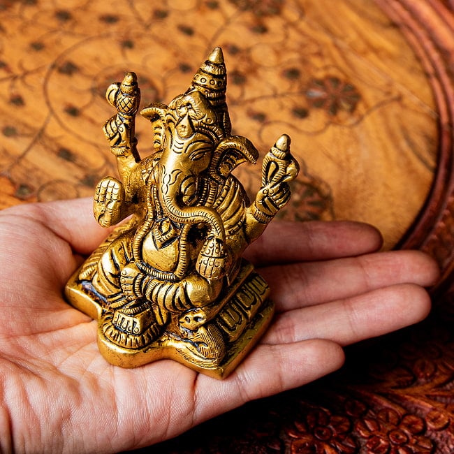 ガネーシャ　座りガネーシャ像　Ganesha　なめらかな美しい仕上げ　高さ：約8cm 10 - 手に持ってみた感じです。手のひらサイズですが作りが精巧ですね。