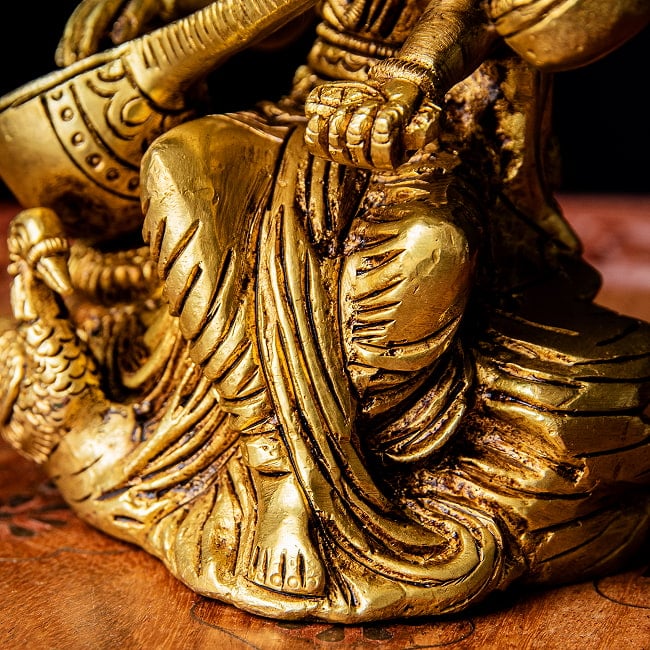 サラスヴァティ 白鳥に乗った ハンサ・サラスヴァティ Hansa Saraswati ブラス製 高さ:約14cm 9 - サリーの裾や渦巻く水模様まで綺麗に作られています